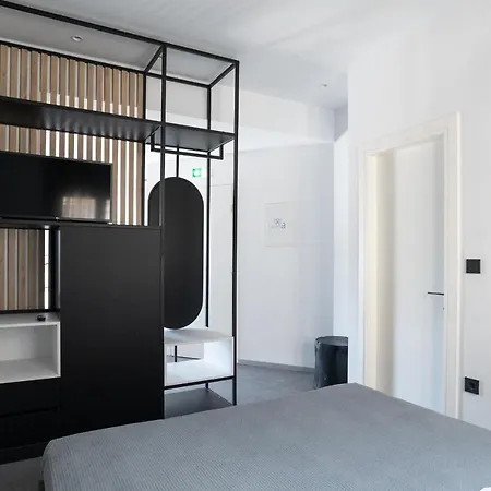White 9 B&B 테살로니키