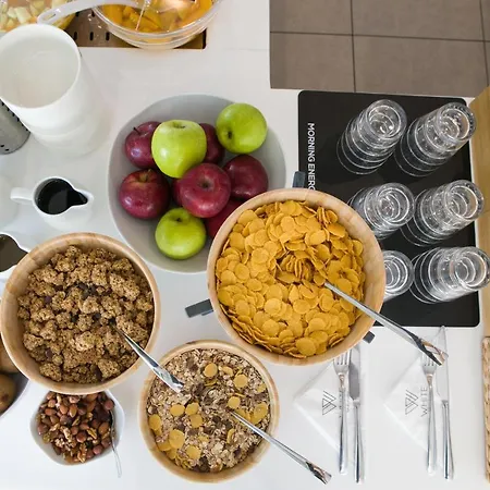 White 9 סלוניקי