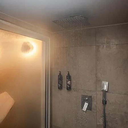 White 9 4* סלוניקי