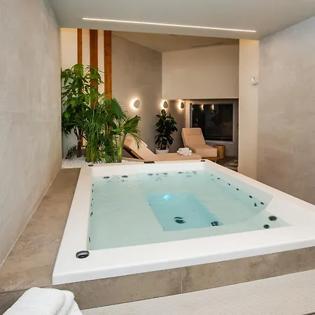 White 9 Bed & Breakfast 4*